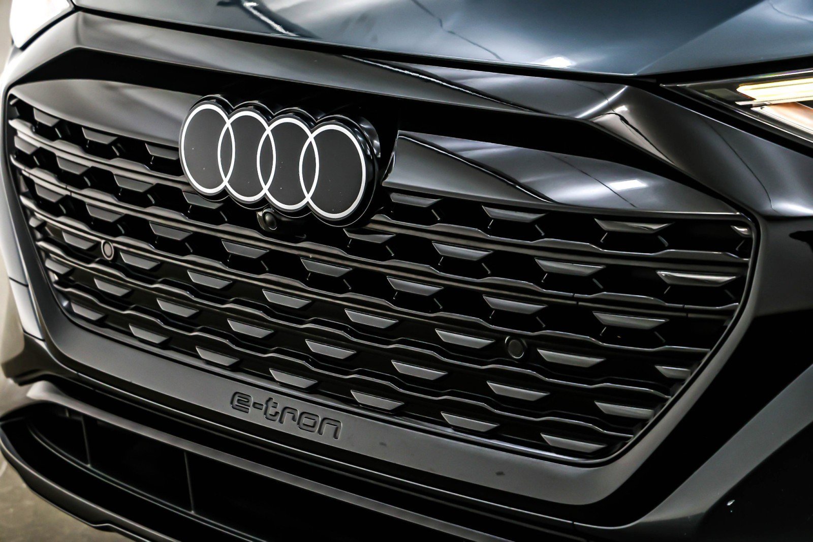 Used 2024 Audi Q8 e-tron Premium image 13