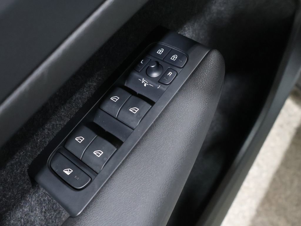 Used 2023 Volvo XC40 B5 Core image 13