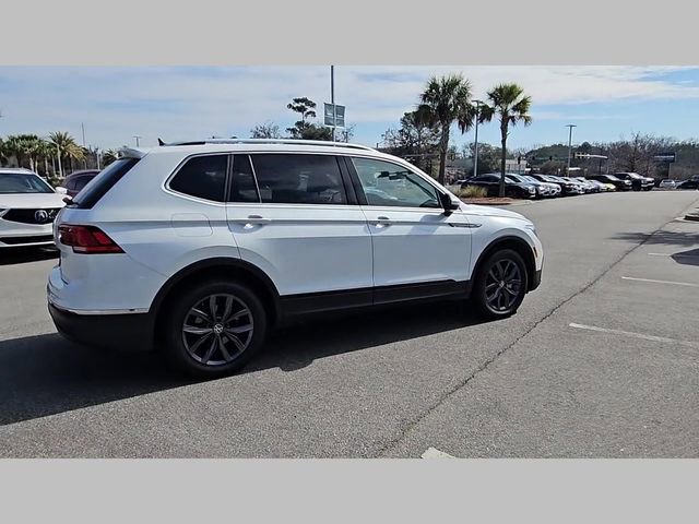 Used 2023 Volkswagen Tiguan SE w/ Panoramic Sunroof Package FWD image 25