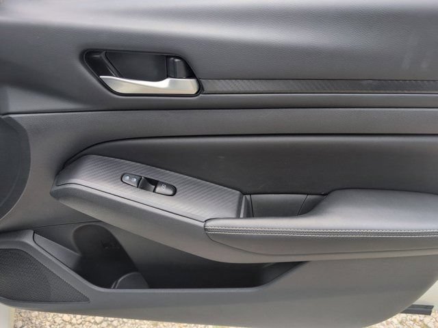 Used 2025 Nissan Altima 2.5 SV FWD image 32