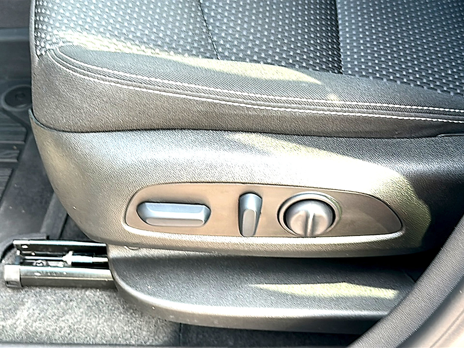 Used 2024 GMC Terrain SLE w/ Driver Convenience Package FWD image 15