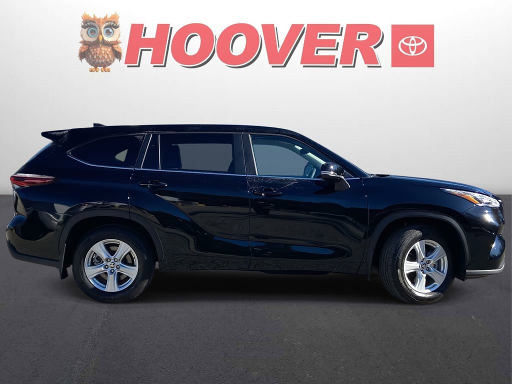 Used 2025 Toyota Highlander LE image 2