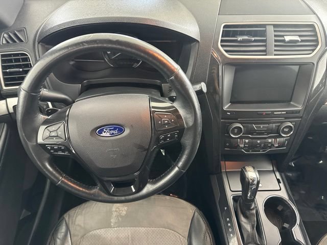 Used 2017 Ford Explorer XLT w/ Equipment Group 202A AWD/4WD image 22