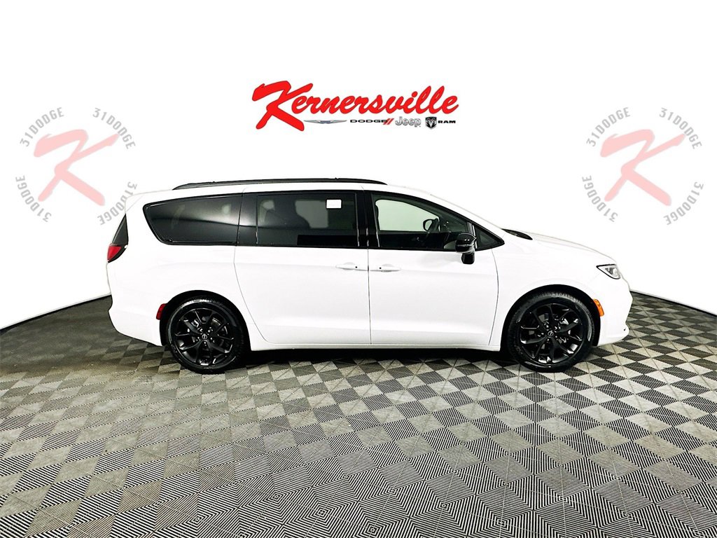 New 2026 Chrysler Pacifica Limited image 8