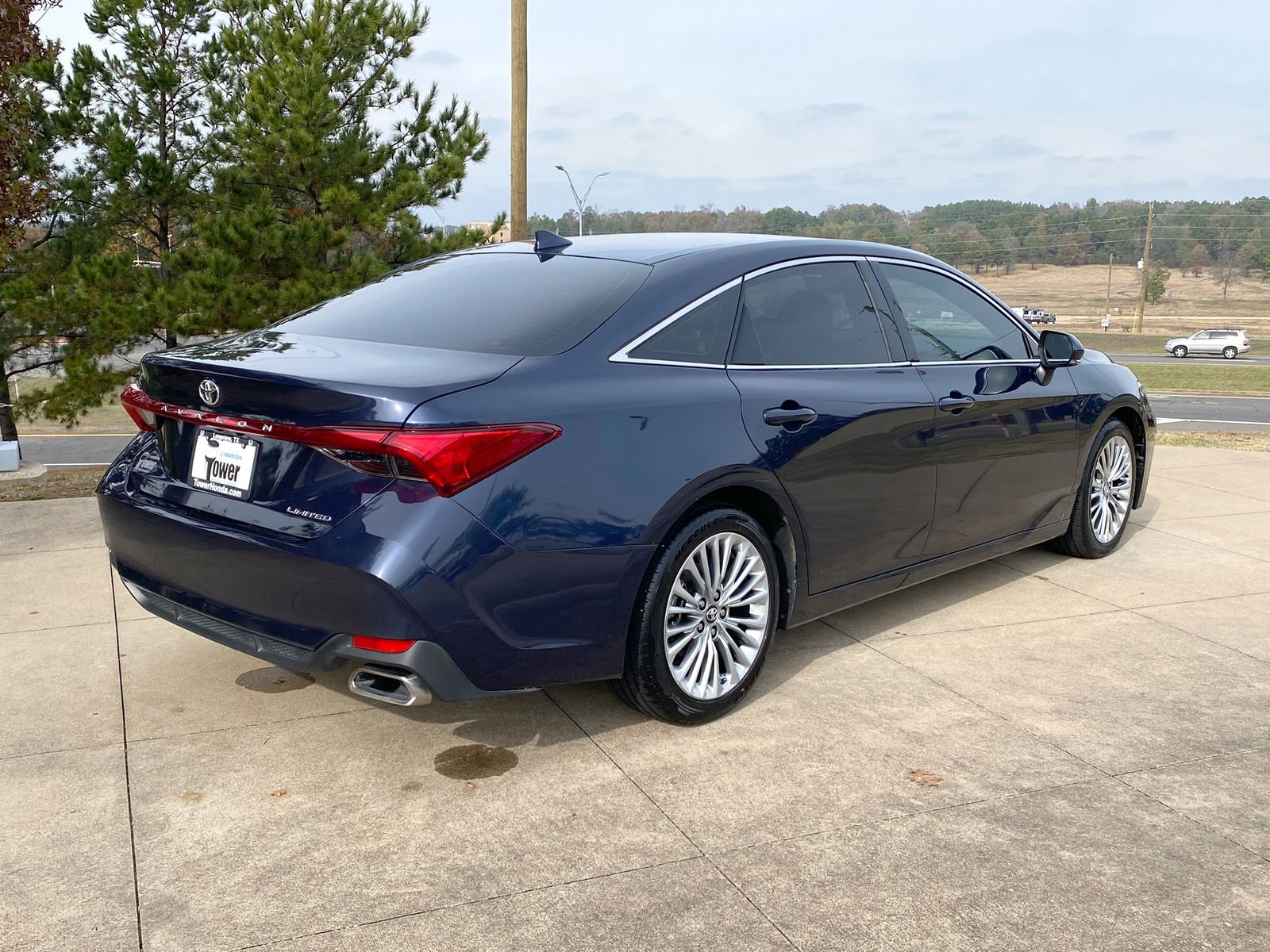 Used 2019 Toyota Avalon Limited image 6