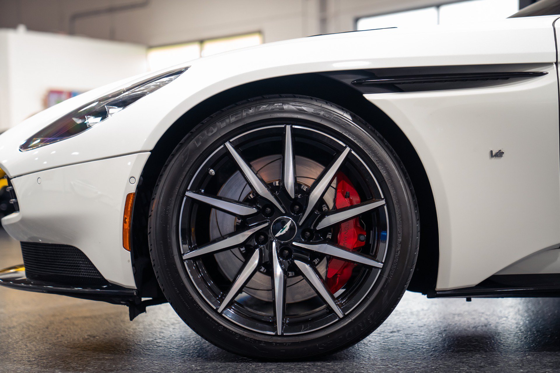 Used 2018 Aston Martin DB11 V12 RWD image 13