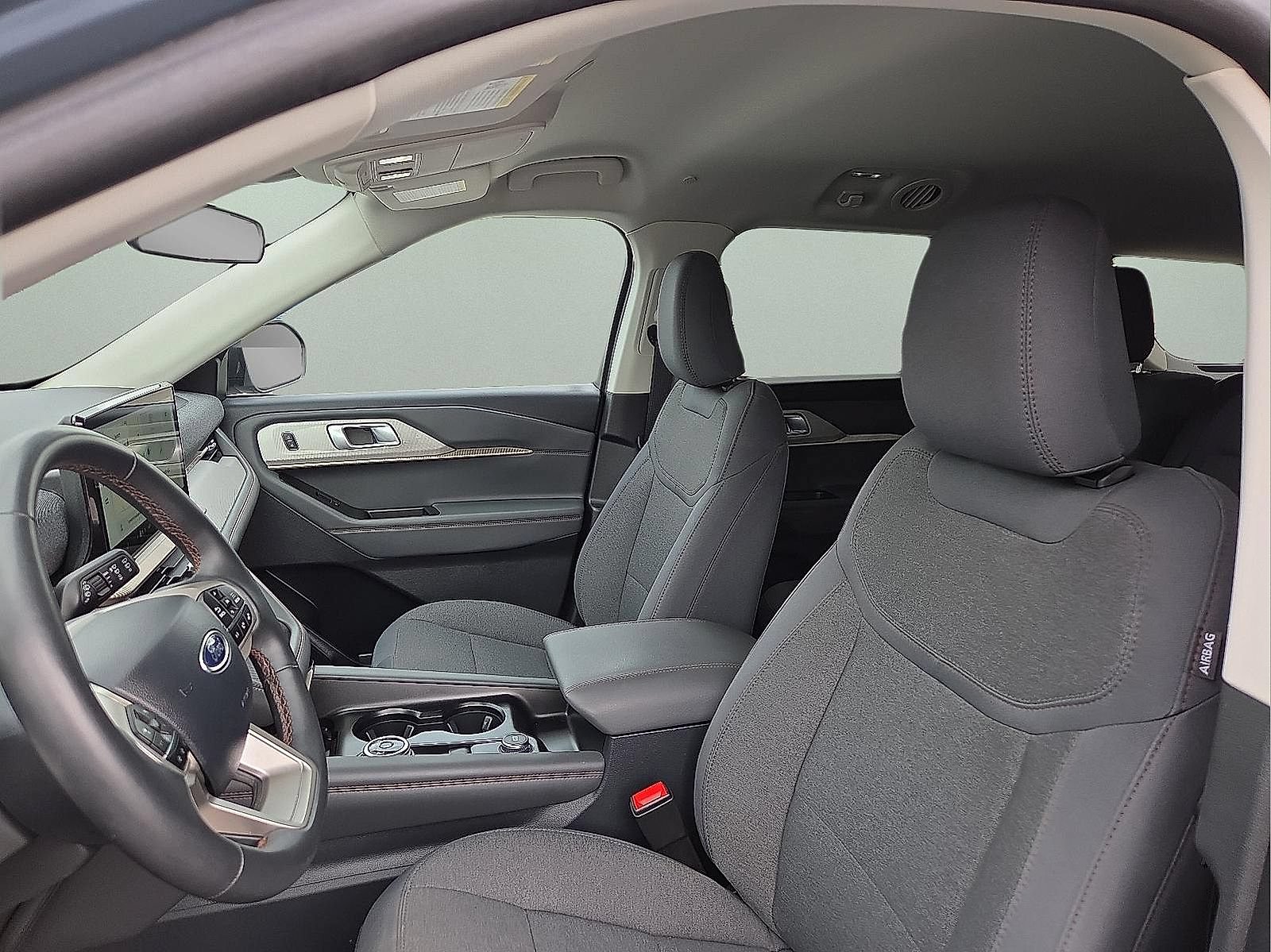 Used 2025 Ford Explorer Active AWD/4WD image 9