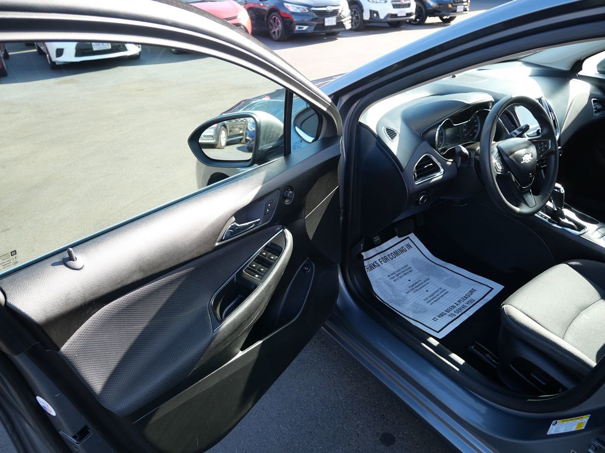 Used 2018 Chevrolet Cruze LT w/ Convenience Package FWD image 15