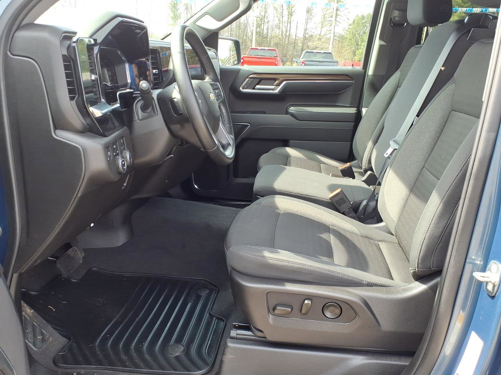 Used 2024 Chevrolet Silverado 1500 LT image 9