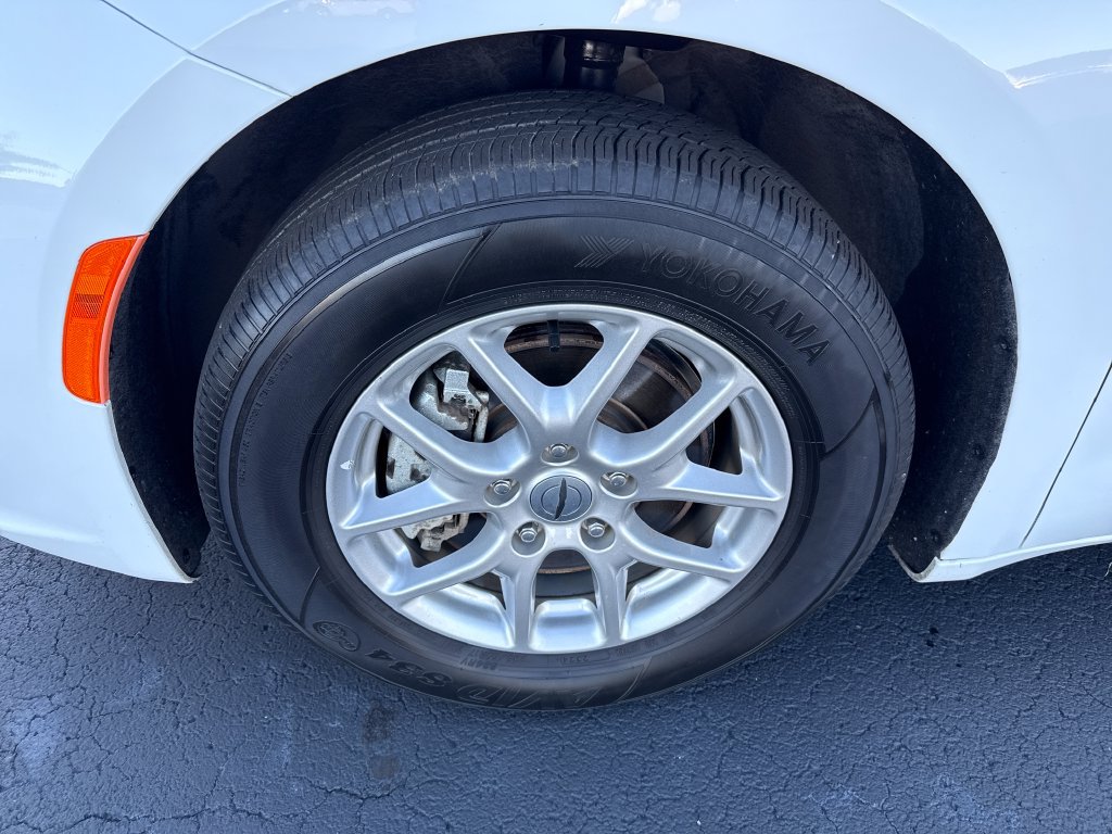 Used 2025 Chrysler Pacifica Select FWD image 25