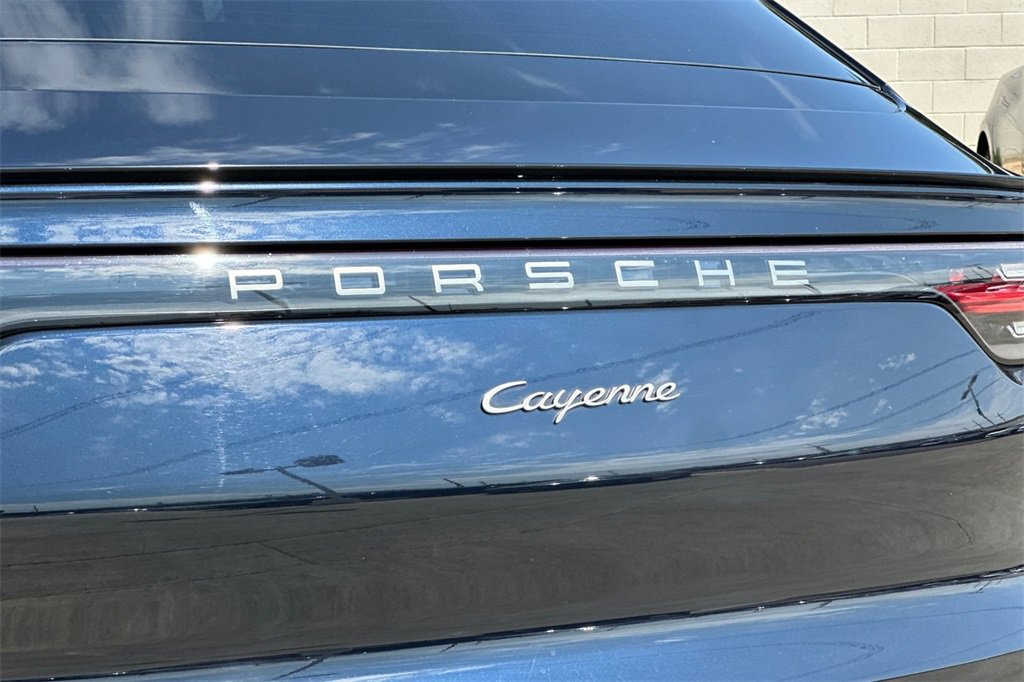Used 2023 Porsche Cayenne Platinum Edition image 34