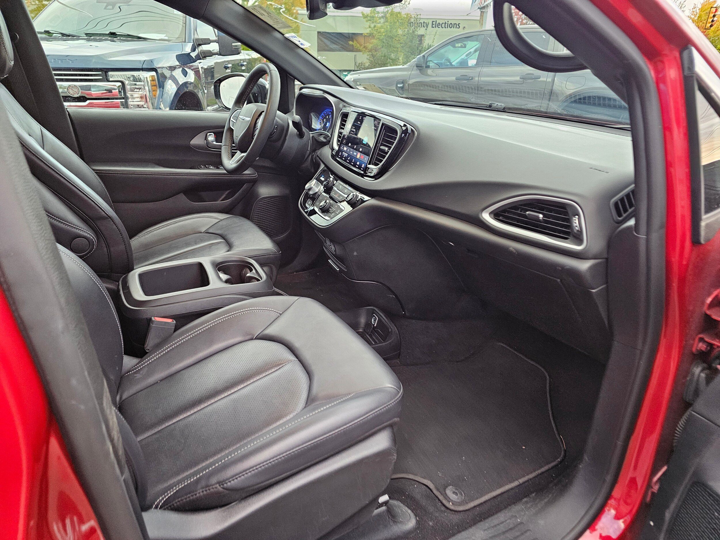 Used 2025 Chrysler Pacifica Select FWD image 12