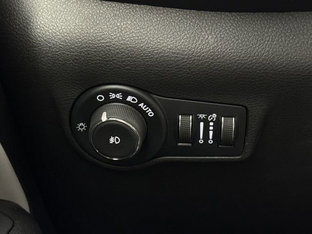 Used 2025 Jeep Compass Limited image 24