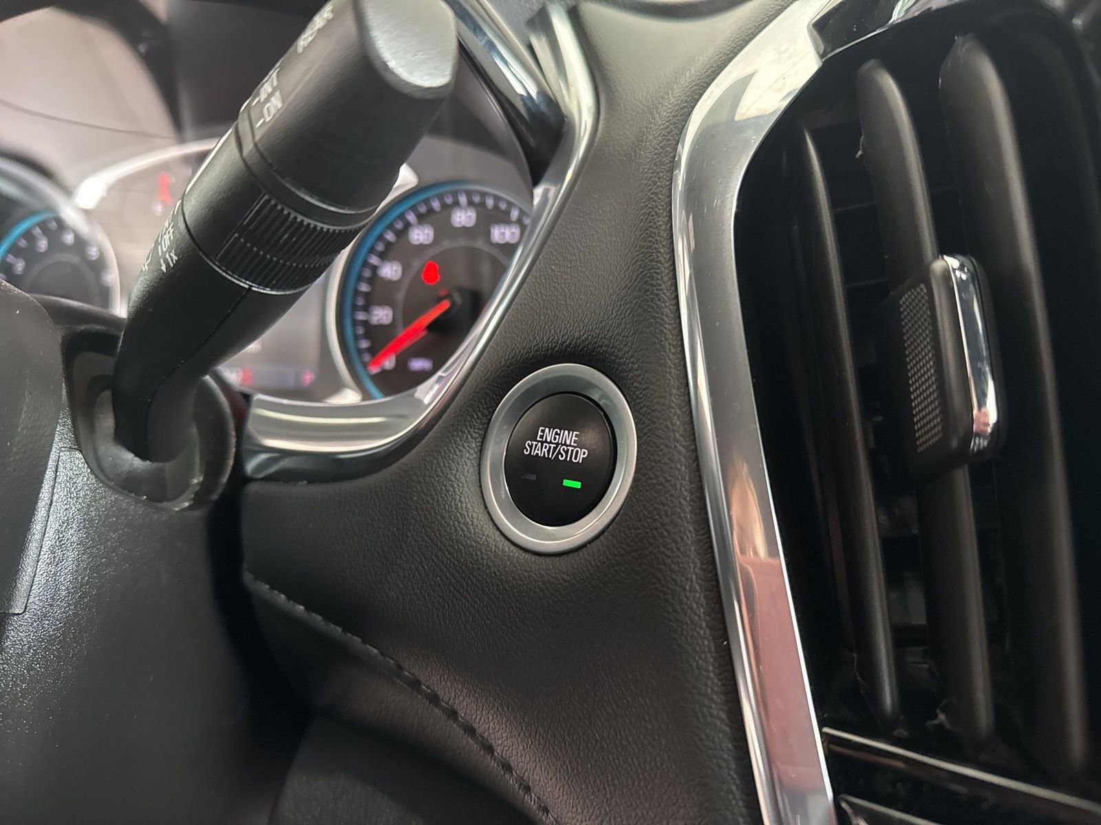 Used 2023 Chevrolet Traverse LT image 33