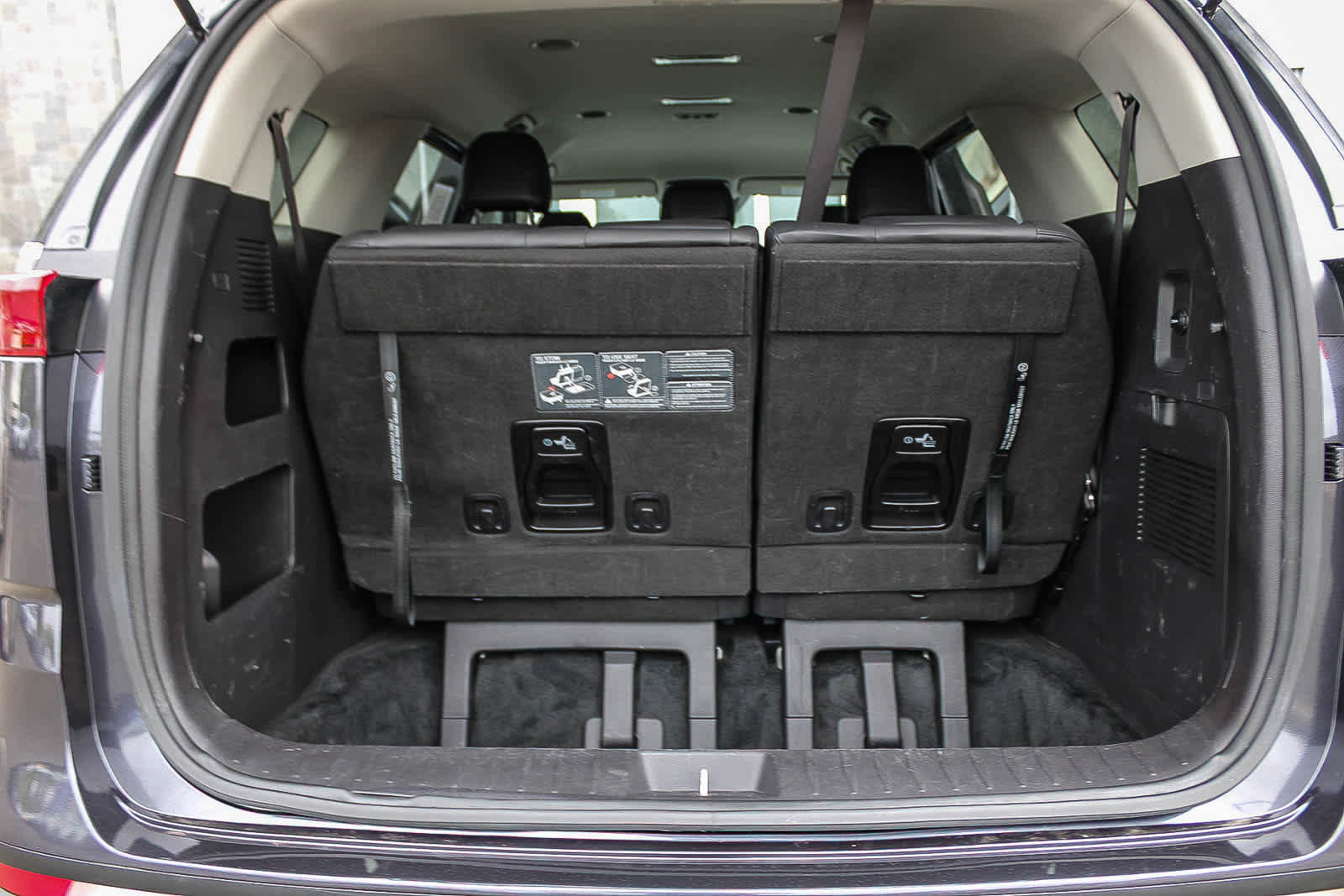 Used 2023 Kia Carnival LX FWD image 26