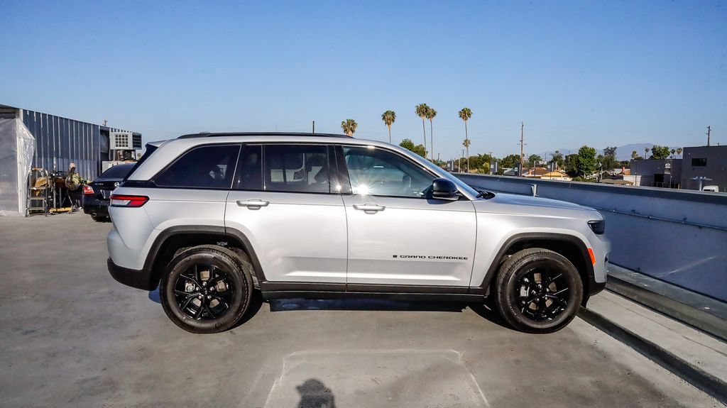 Used 2025 Jeep Grand Cherokee Altitude AWD/4WD image 13