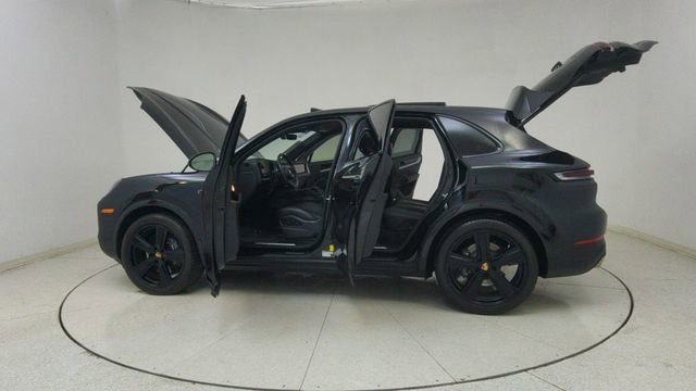 Used 2025 Porsche Cayenne w/ Premium Package image 75