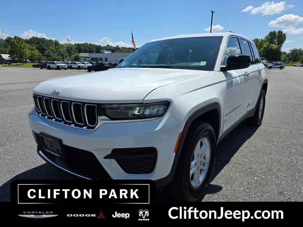 Used 2024 Jeep Grand Cherokee Laredo AWD/4WD image 1