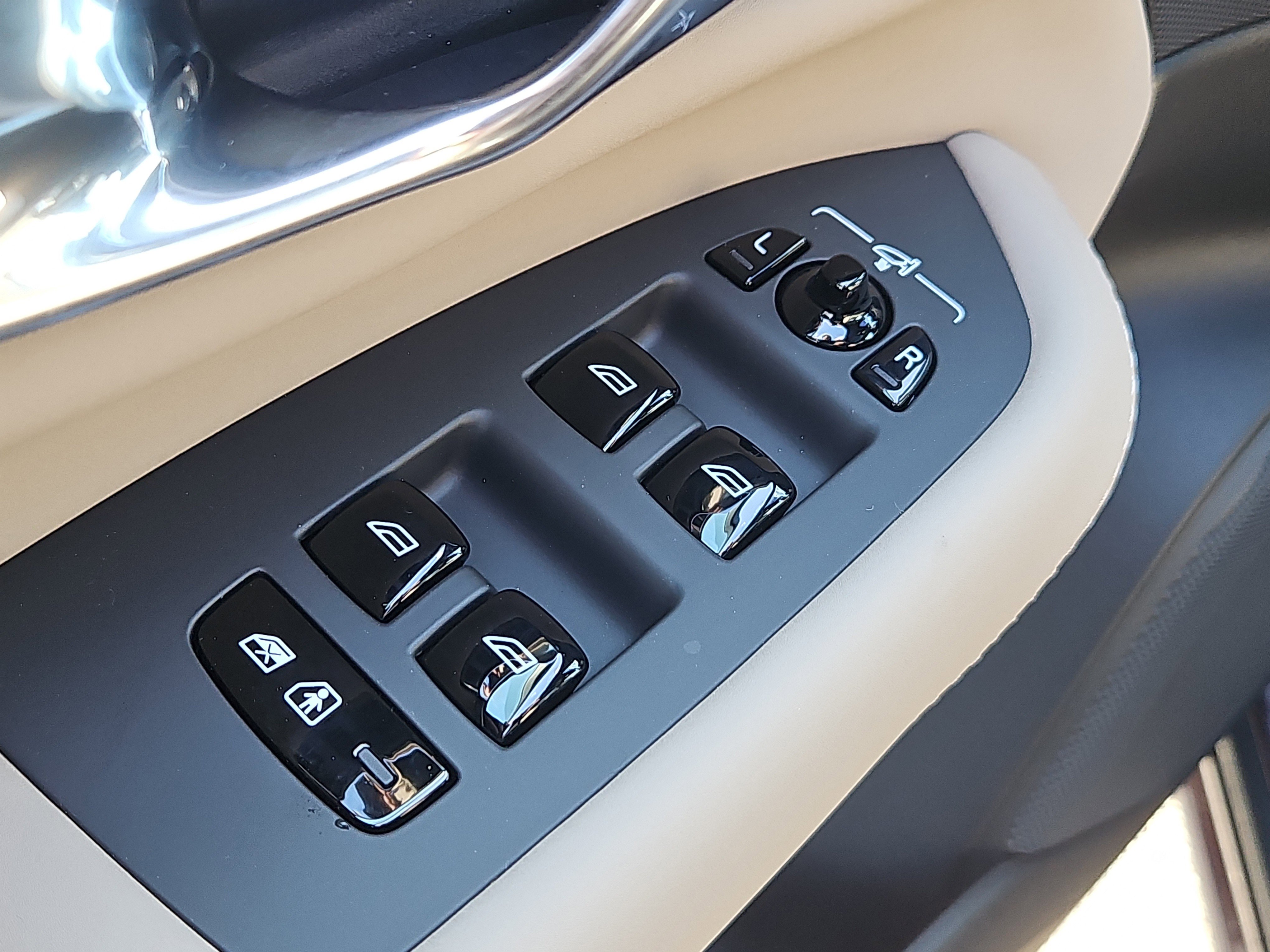 New 2026 Volvo XC90 B6 Plus w/ Protection Package Premier image 17