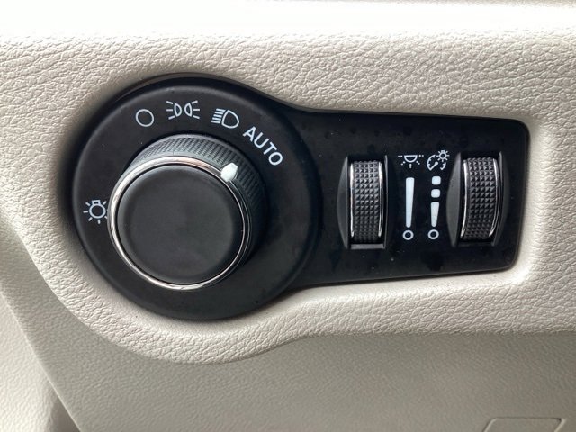 Used 2022 Chrysler Voyager LX image 11