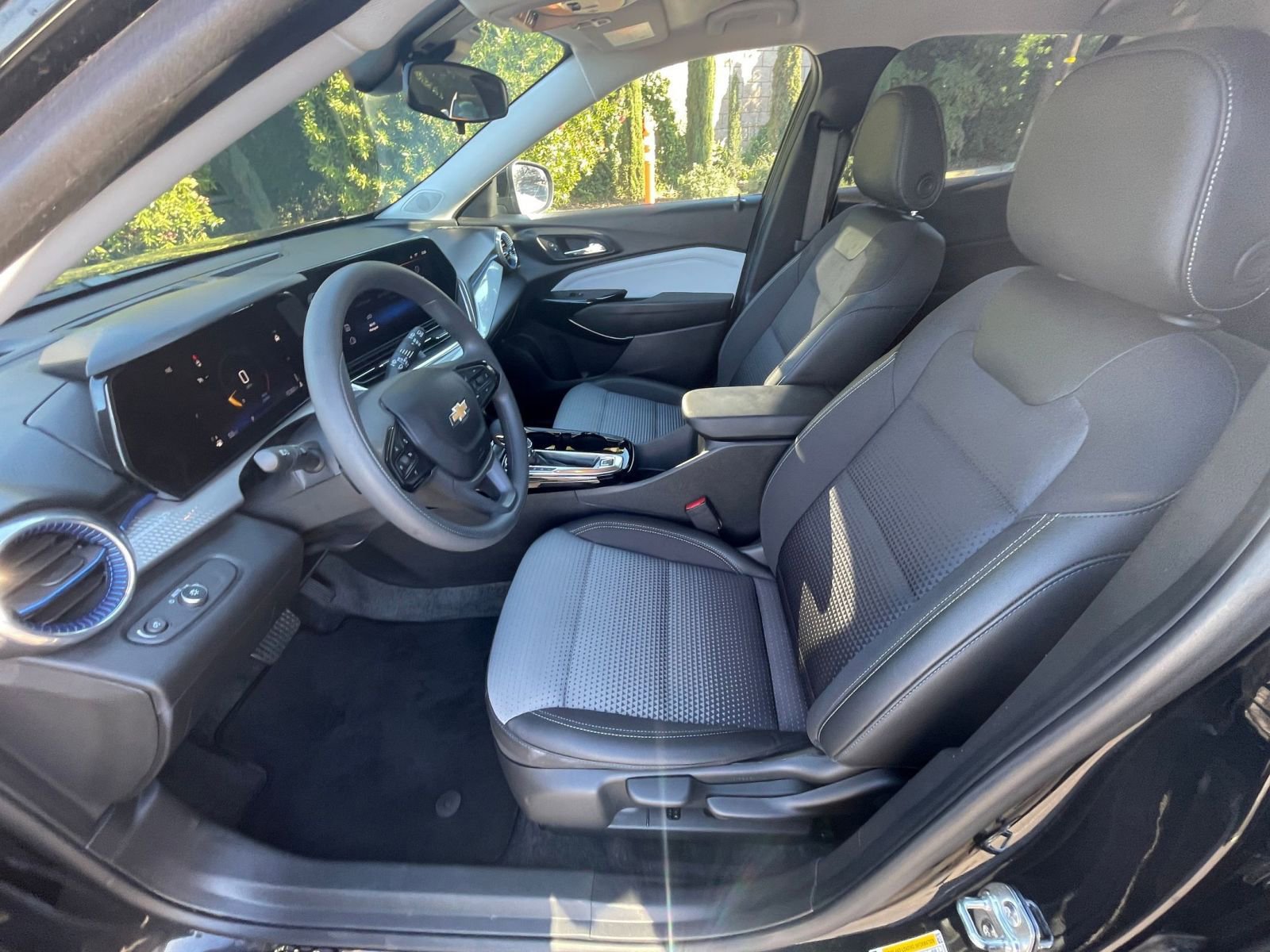 Used 2025 Chevrolet Trax LT image 25