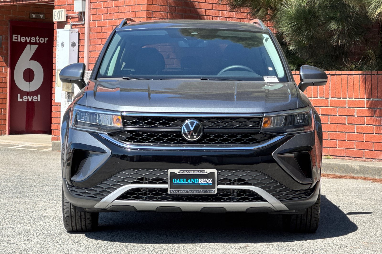 Used 2024 Volkswagen Taos SE w/ Panoramic Sunroof Package FWD image 9