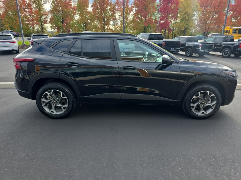 Used 2024 Chevrolet Trax LT FWD image 6