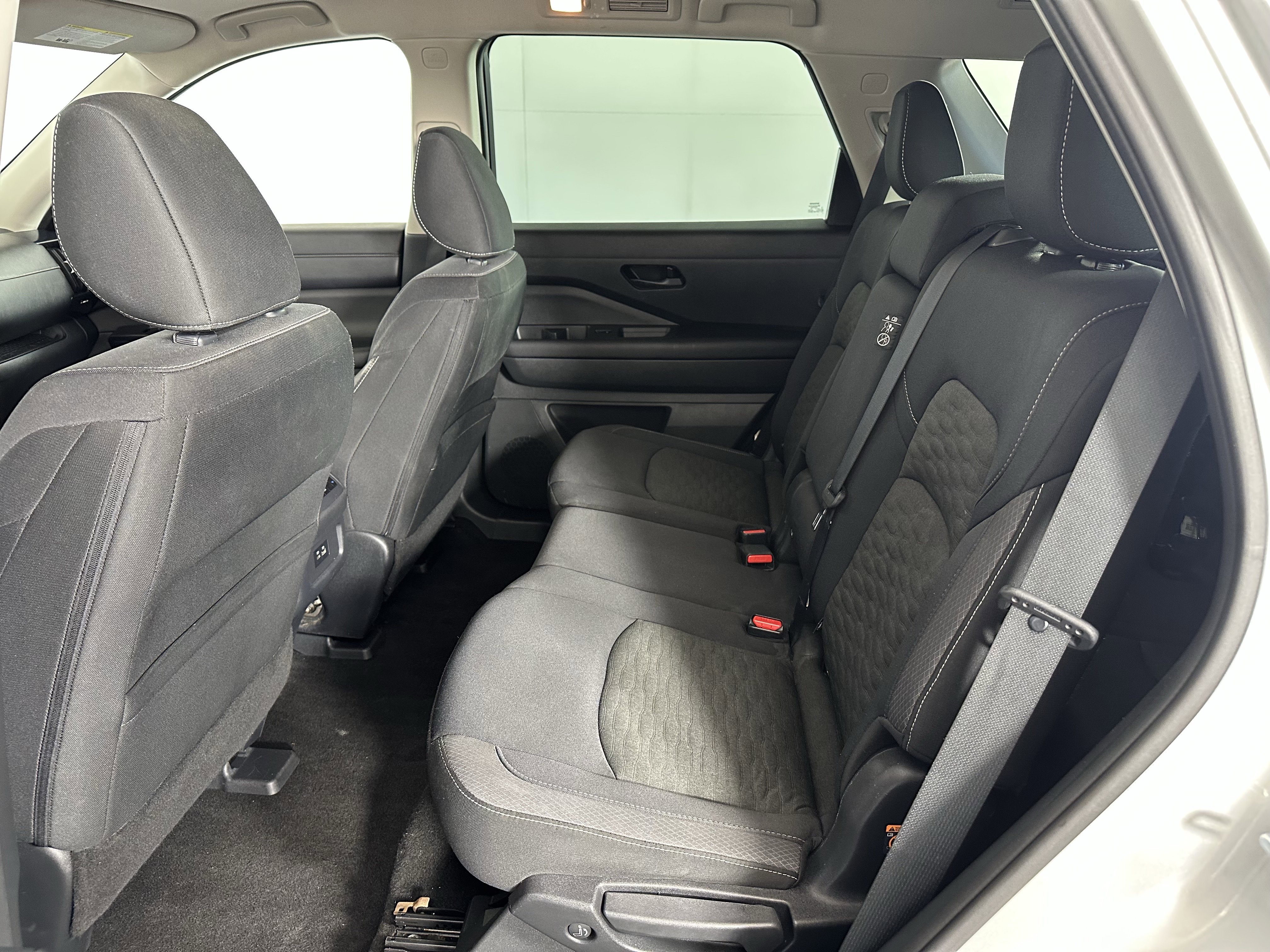 Used 2023 Nissan Pathfinder SV image 7