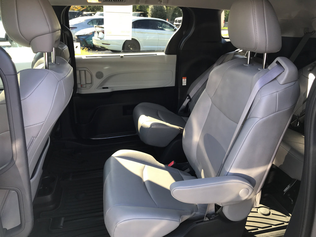 Used 2025 Toyota Sienna XLE image 27