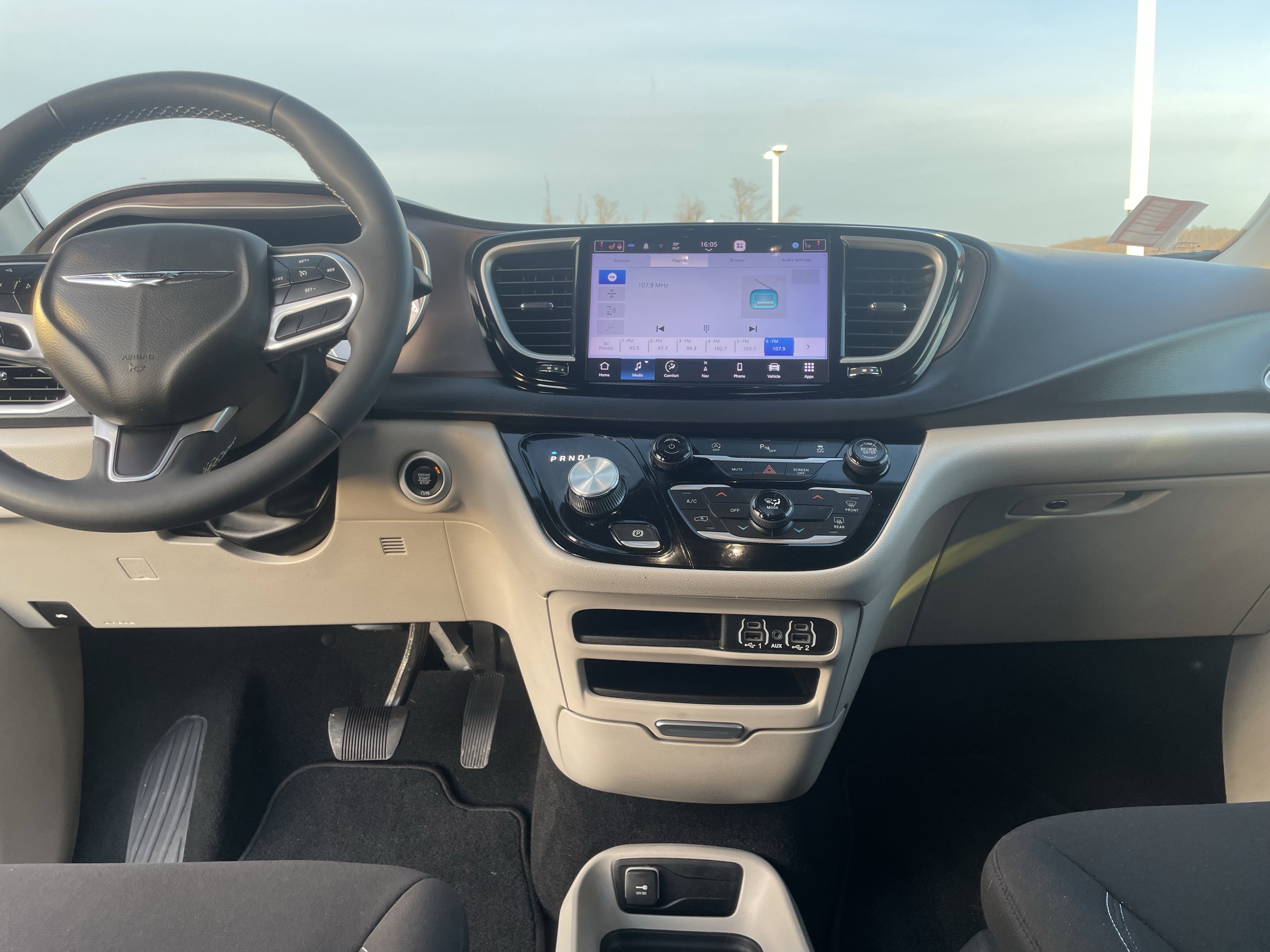 Used 2022 Chrysler Voyager LX image 15