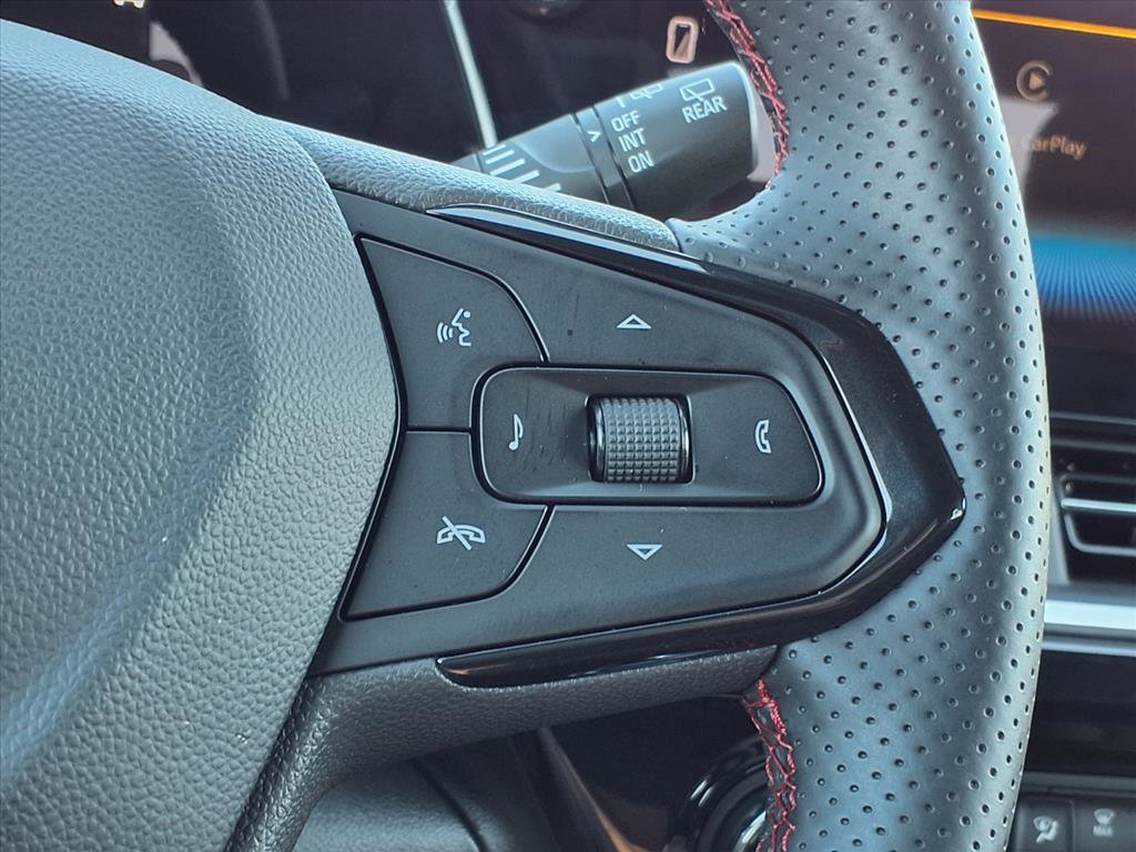 Used 2025 Chevrolet Trax RS w/ Sunroof Package image 14