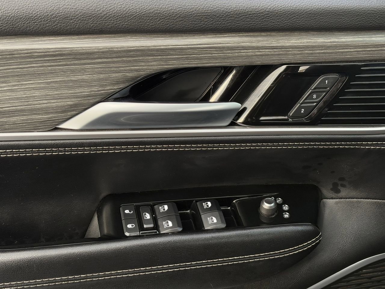 Used 2024 Jeep Wagoneer L Series II image 25