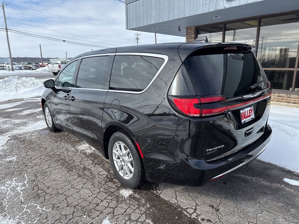 Used 2024 Chrysler Pacifica Touring-L image 7