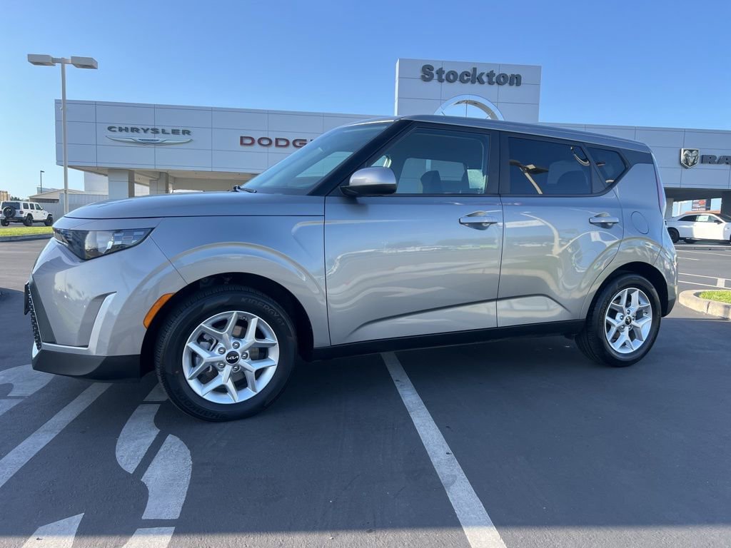 Used 2025 Kia Soul LX w/ LX Technology Package FWD image 1
