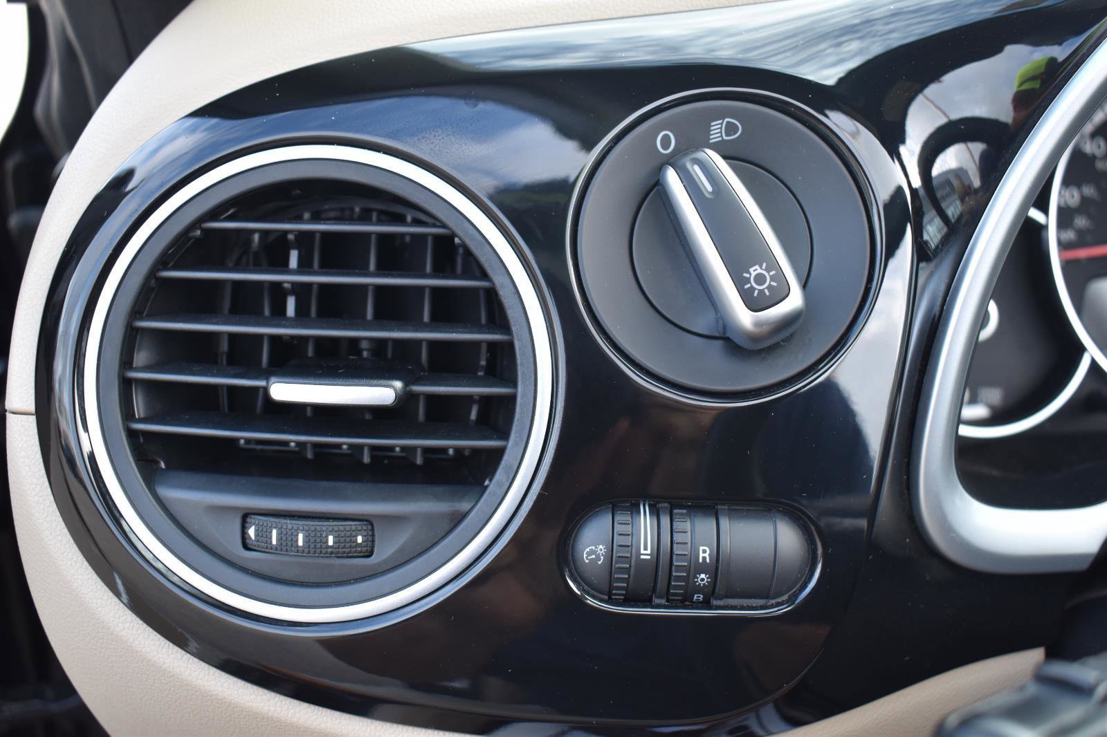 Used 2014 Volkswagen Beetle 1.8T FWD image 40