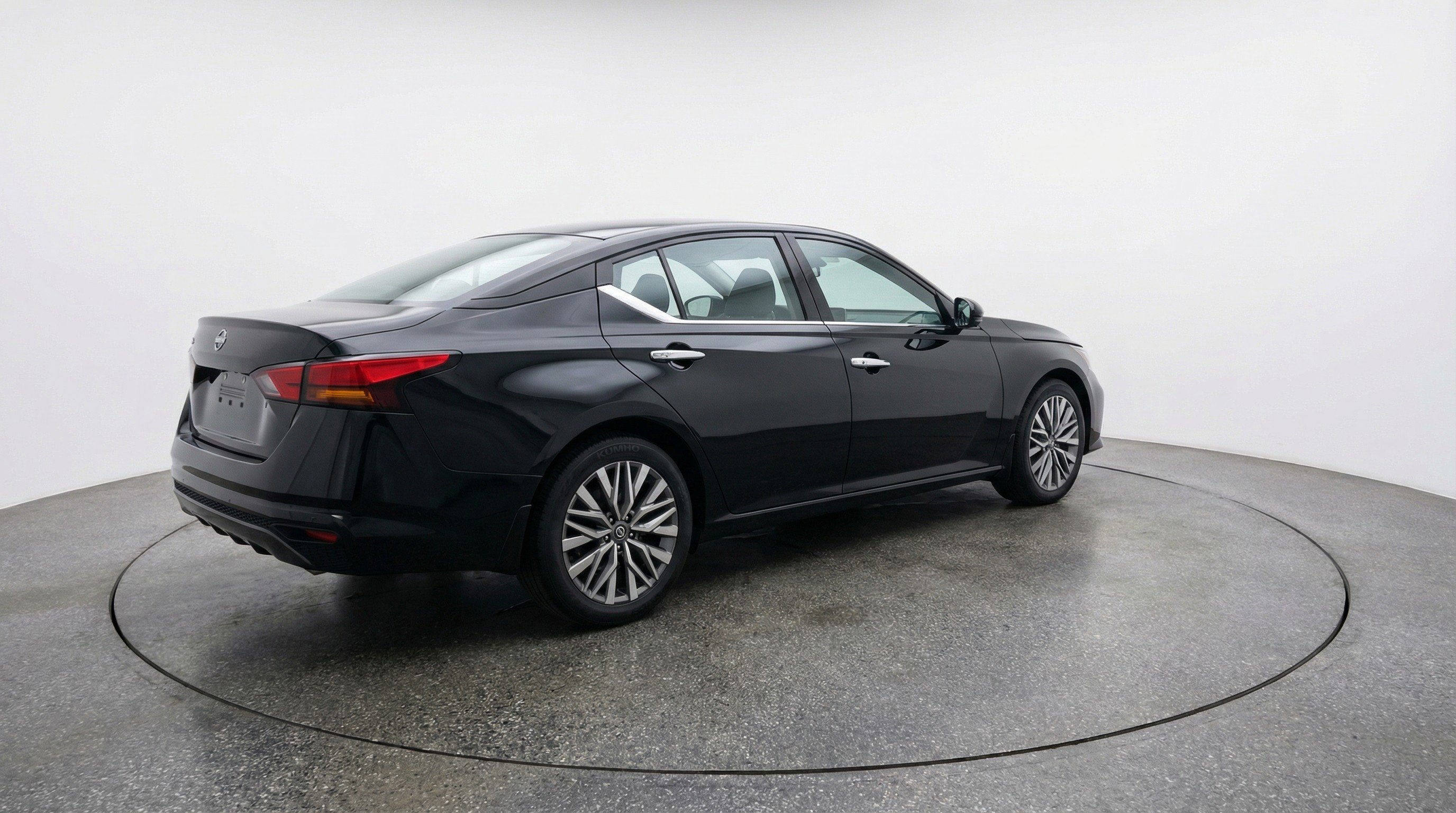 Used 2025 Nissan Altima 2.5 SV image 9