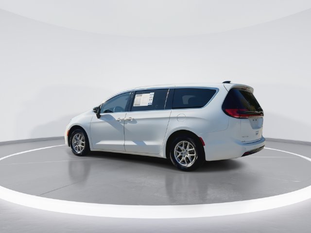 Used 2025 Chrysler Pacifica Select FWD image 6