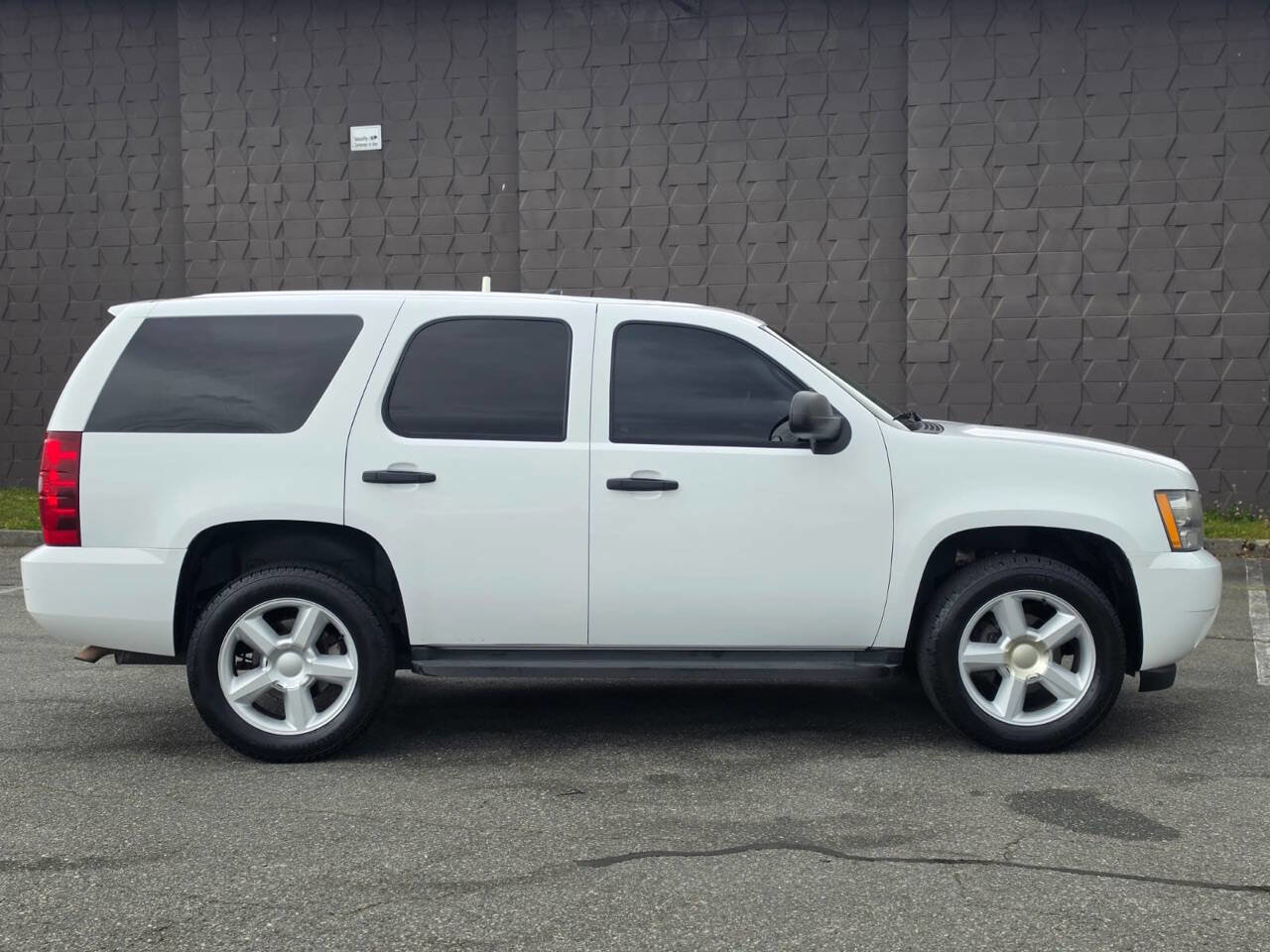 Used 2009 Chevrolet Tahoe LS w/ Skid Plate Package AWD/4WD image 2