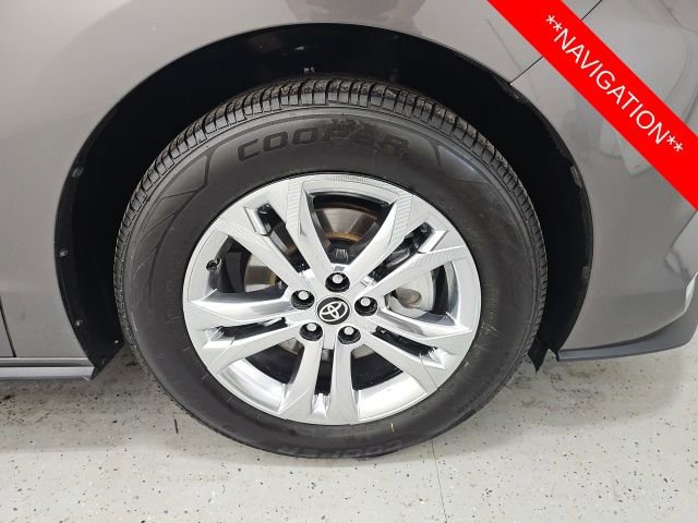 Used 2023 Toyota Sienna Platinum image 9