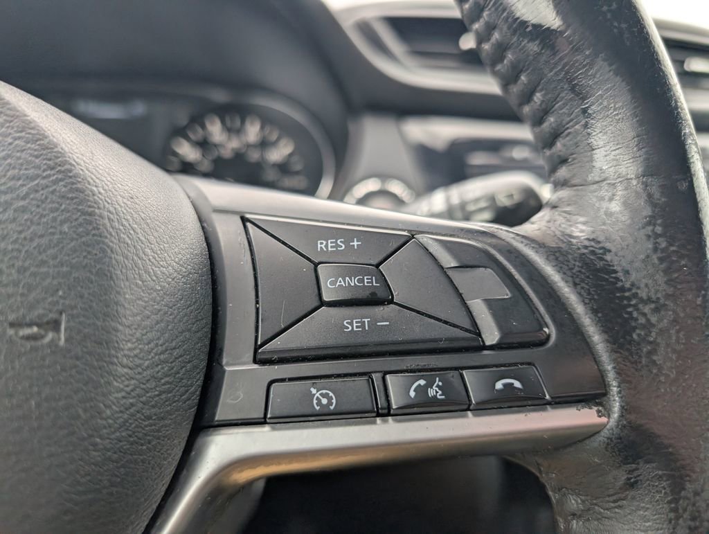 Used 2017 Nissan Rogue SV w/ Midnight Edition image 16