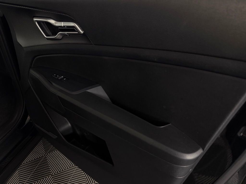 Used 2025 Kia Sportage LX image 31