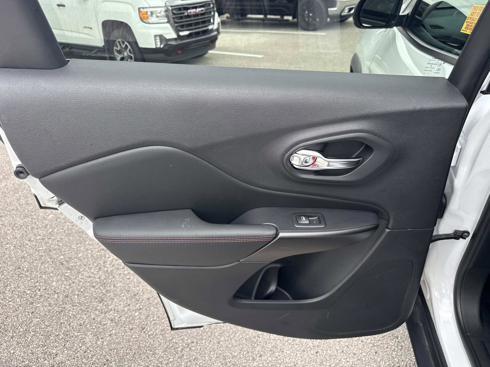 Used 2020 Jeep Cherokee Trailhawk AWD/4WD image 11