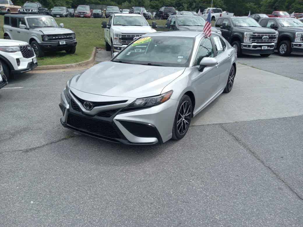 Used 2022 Toyota Camry SE FWD image 3