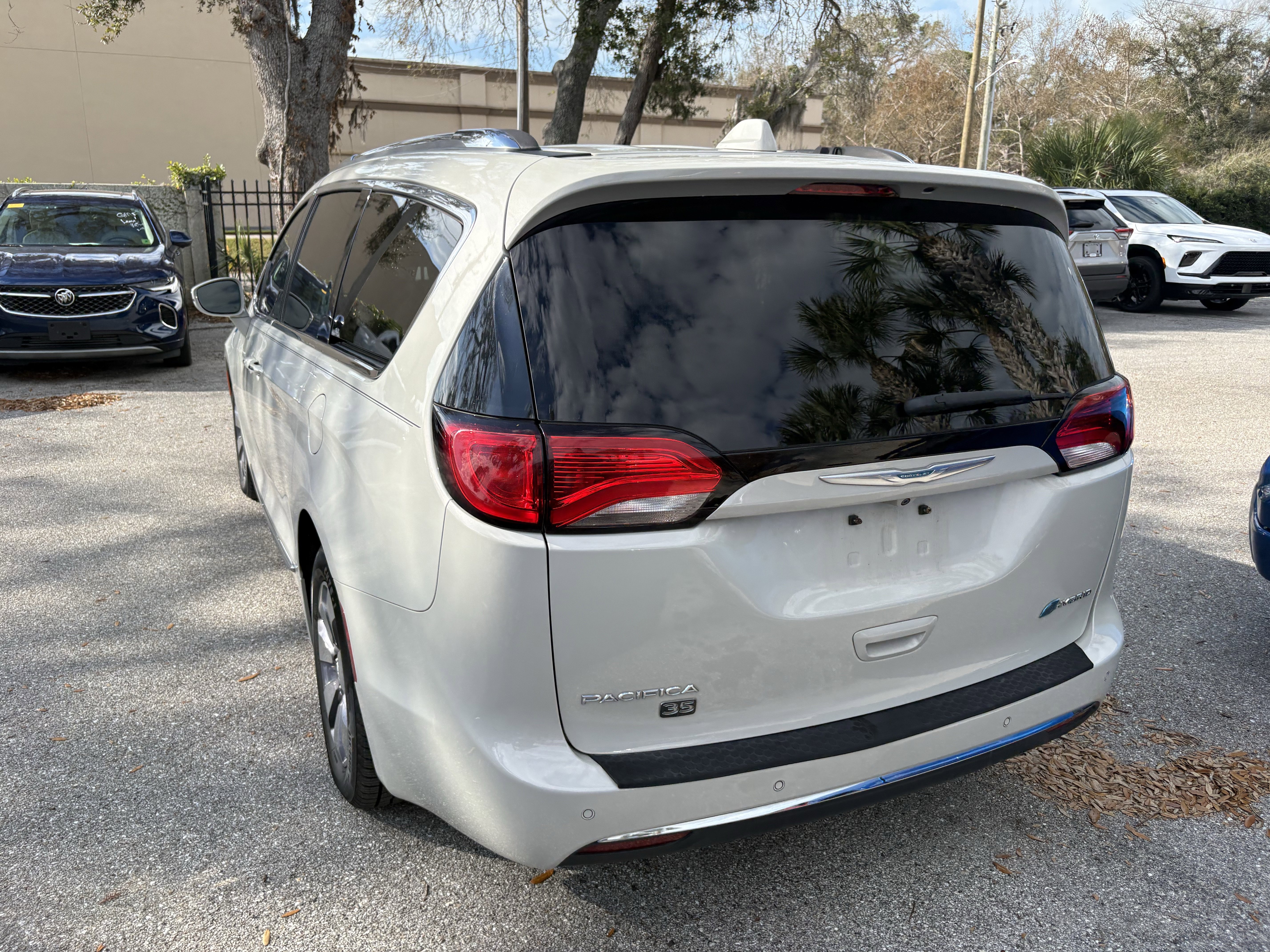 Used 2020 Chrysler Pacifica Limited image 5