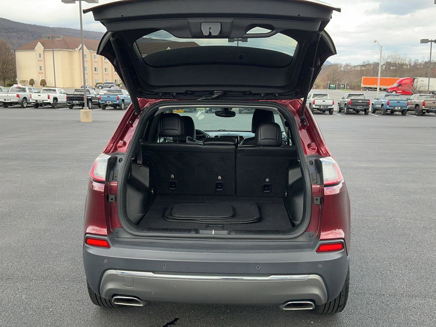 Used 2019 Jeep Cherokee Limited image 31