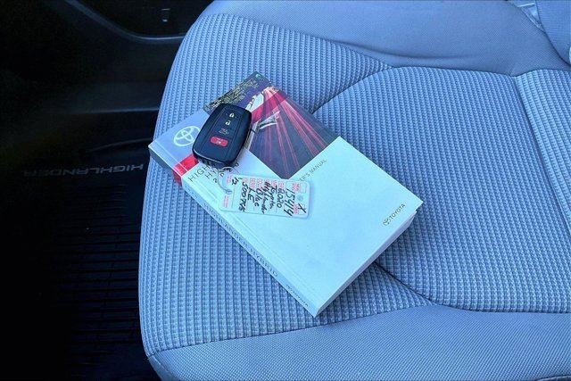 Used 2020 Toyota Highlander LE image 34