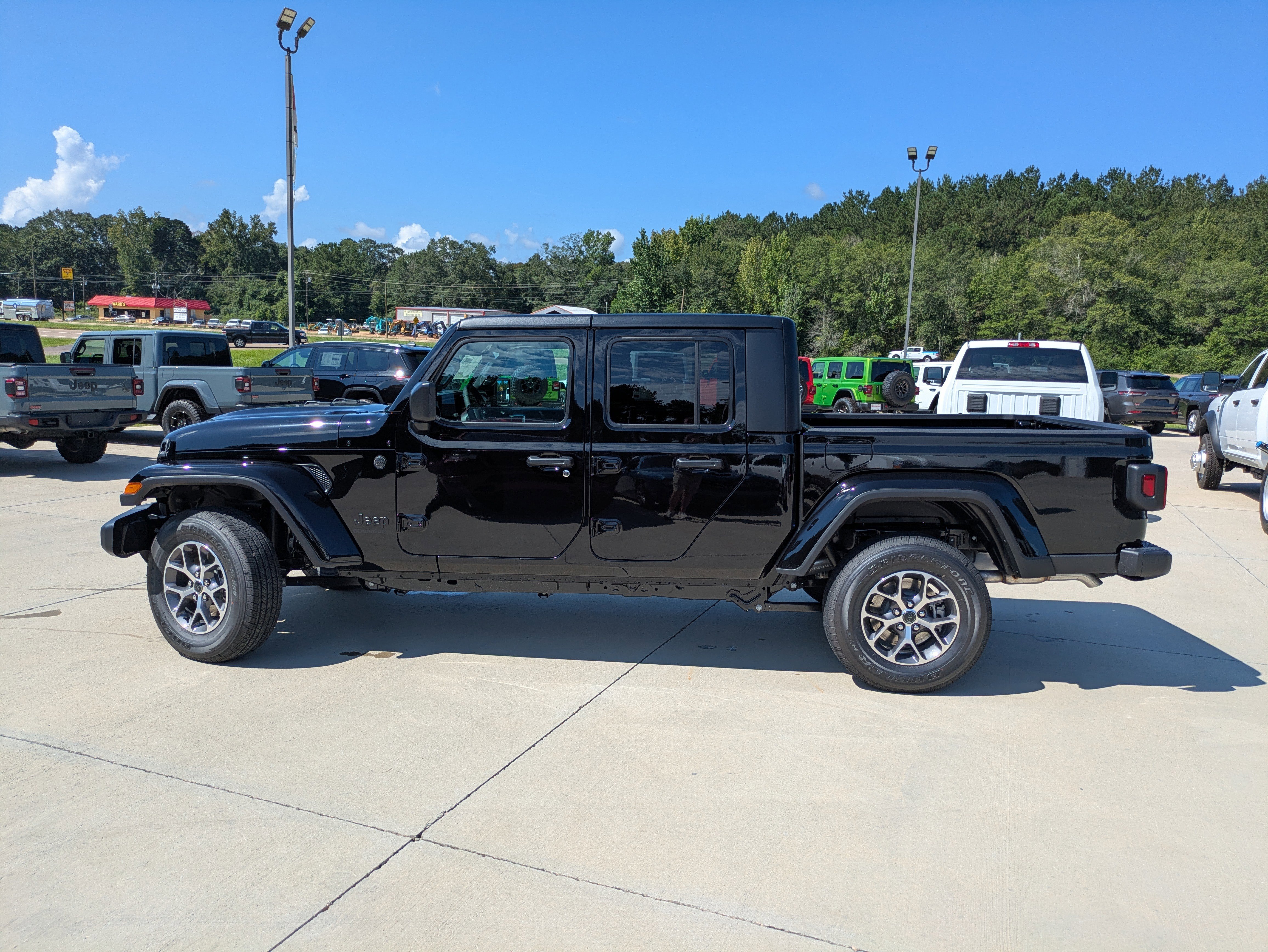 New 2025 Jeep Gladiator Sport image 5