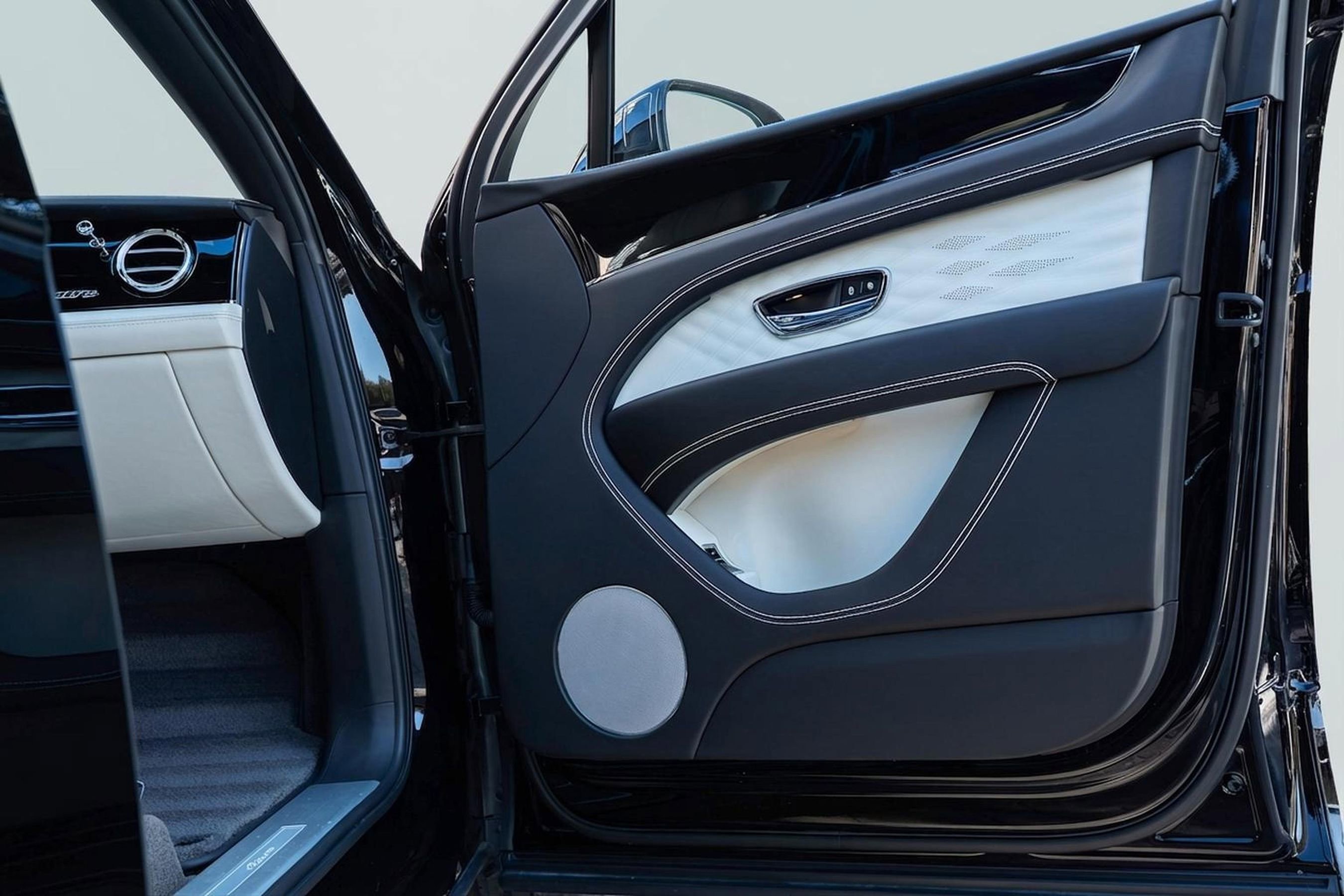 Used 2023 Bentley Bentayga Extended Wheelbase image 20