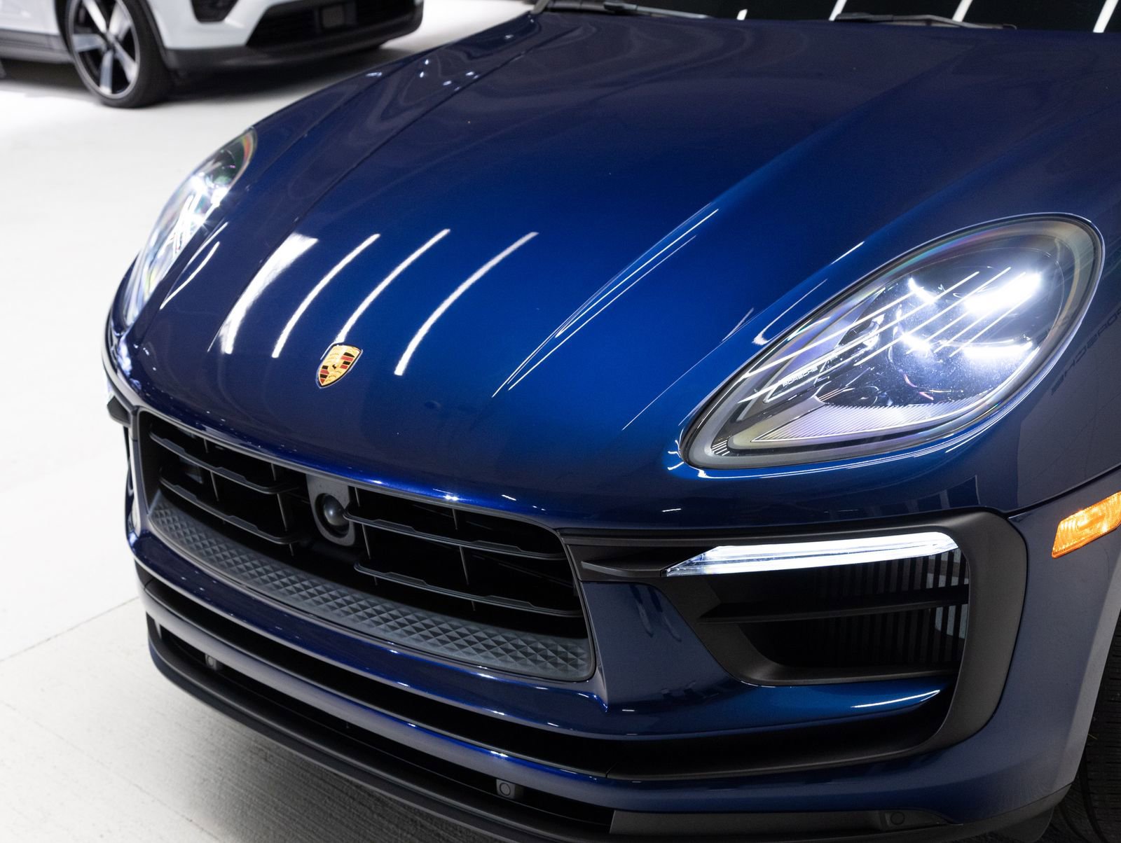 Certified 2023 Porsche Macan S AWD/4WD image 31