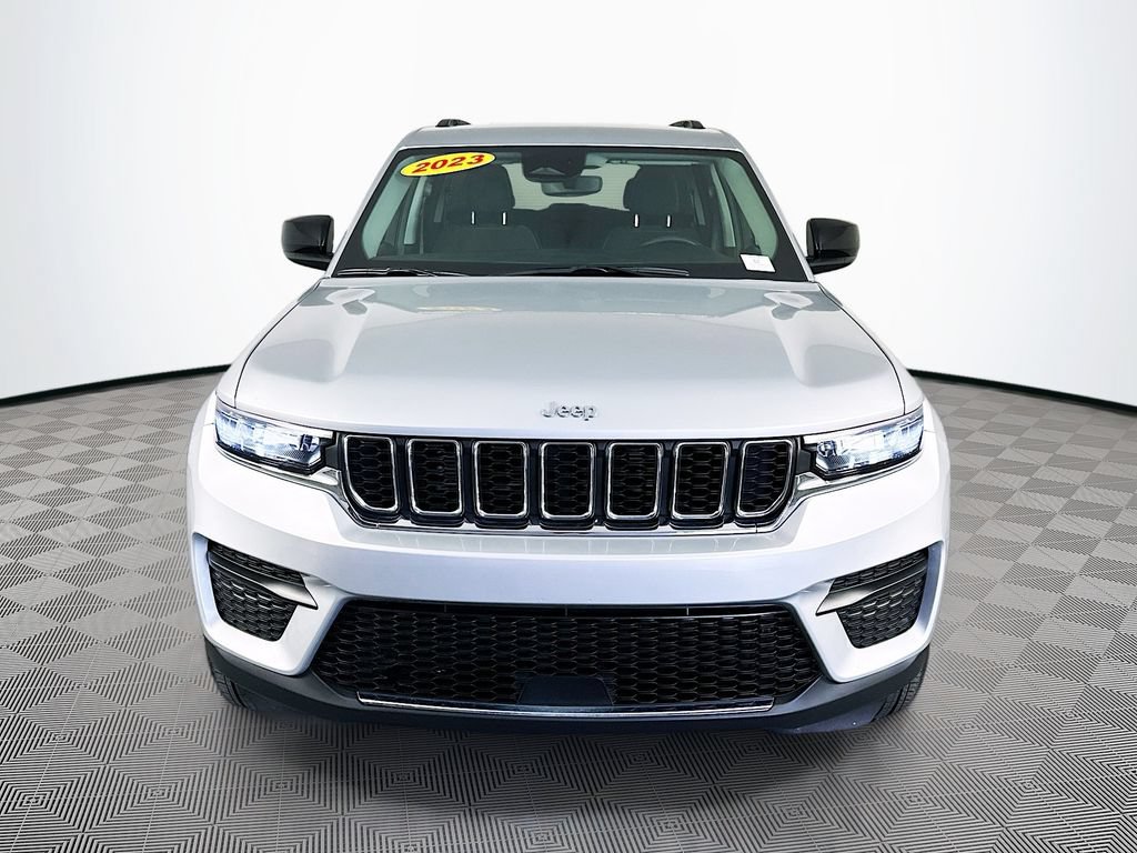 Certified 2023 Jeep Grand Cherokee Laredo w/ Luxury Tech Group I AWD/4WD image 4